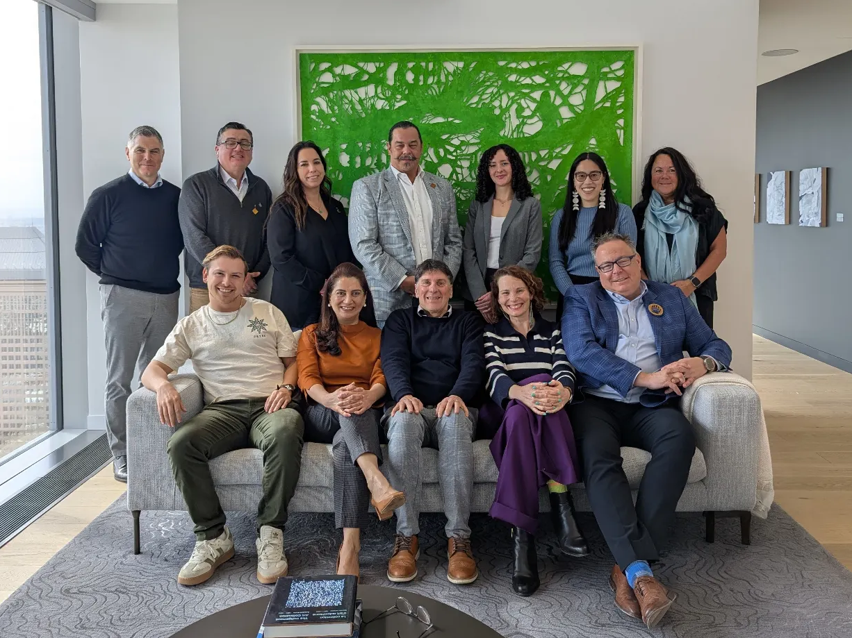 Les jeunes conseillers autochtones de TELUS se sont réunis pour une photo de groupe au bureau.


