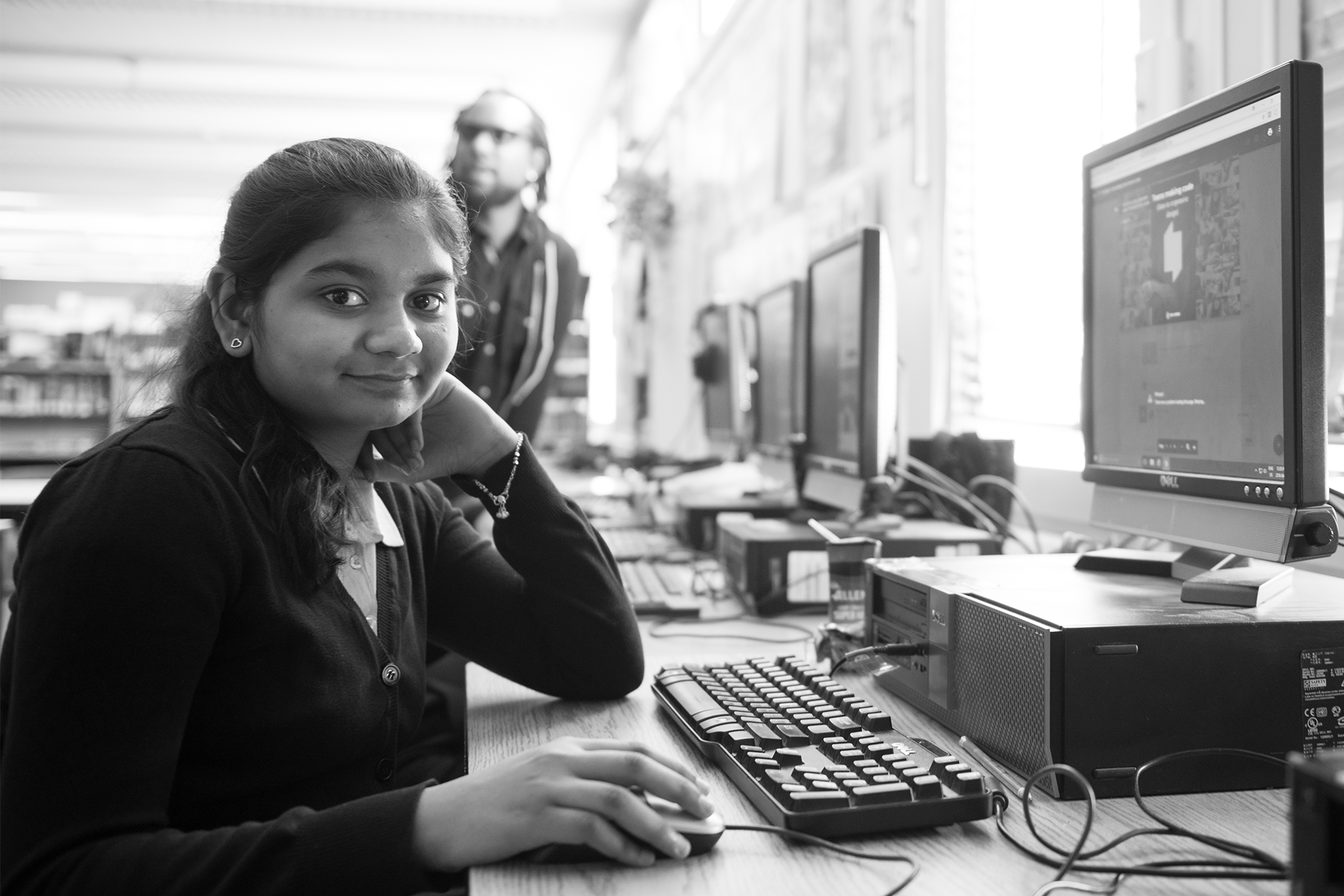 Une élève accédant à Tech Spark FWD sur un ordinateur.