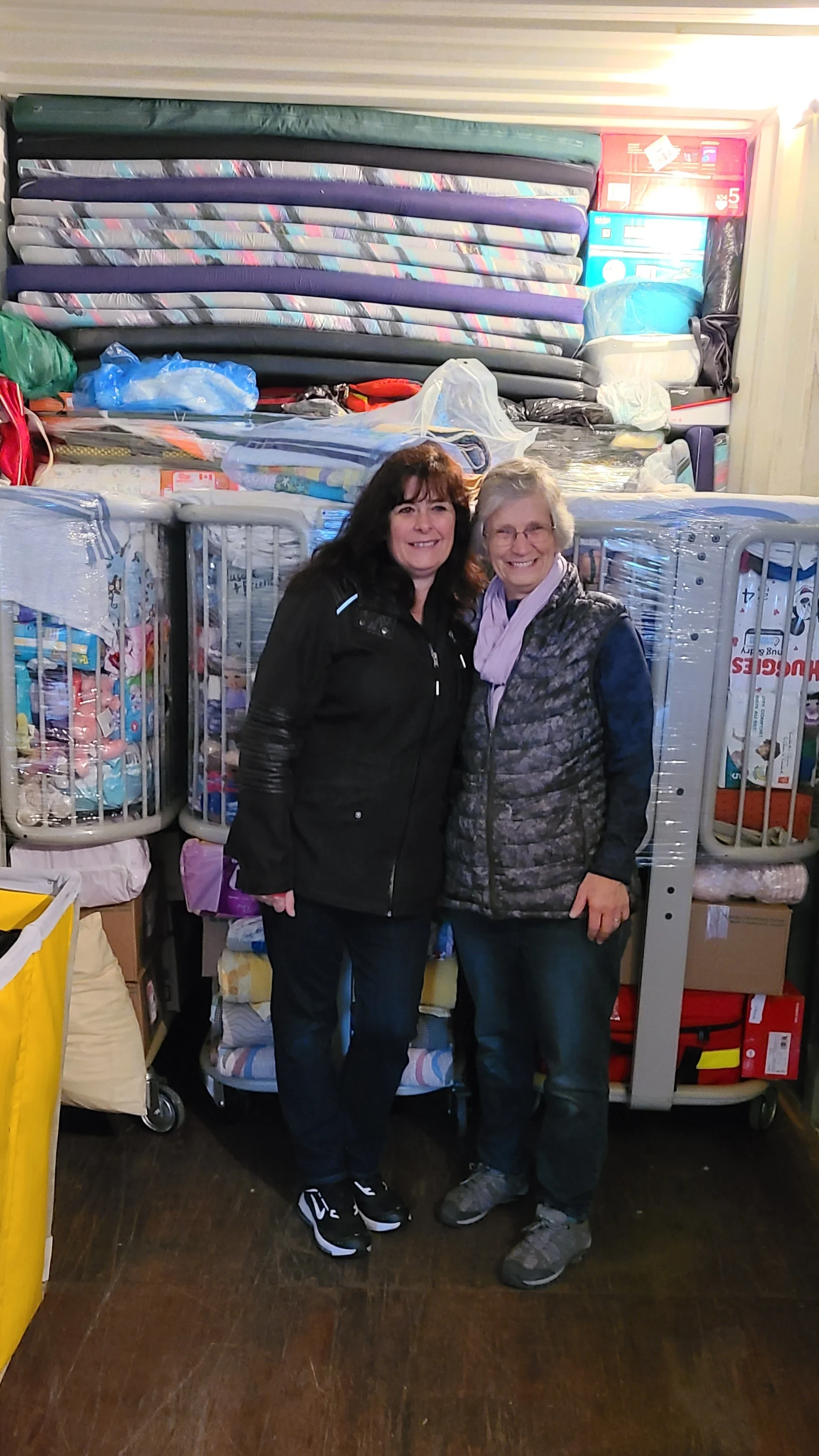 Anne McIntyre, fondatrice de Soap for Hope Canada, travaille avec une bénévole pour fournir des services essentiels à l’appui de l’aide humanitaire.