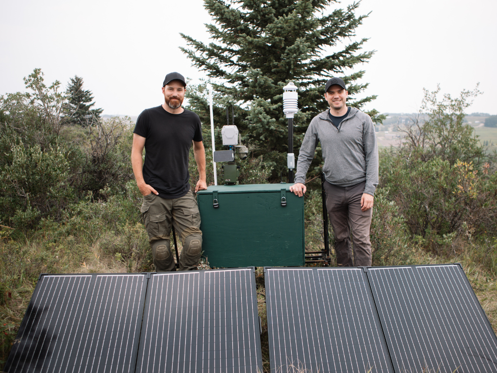 Stephen Emsley, cofondateur et directeur de l'innovation de veritree, et Devin Gannon, stratégie technologique chez TELUS, se tiennent à côté du système ROOT (Observation des arbres en temps réel).