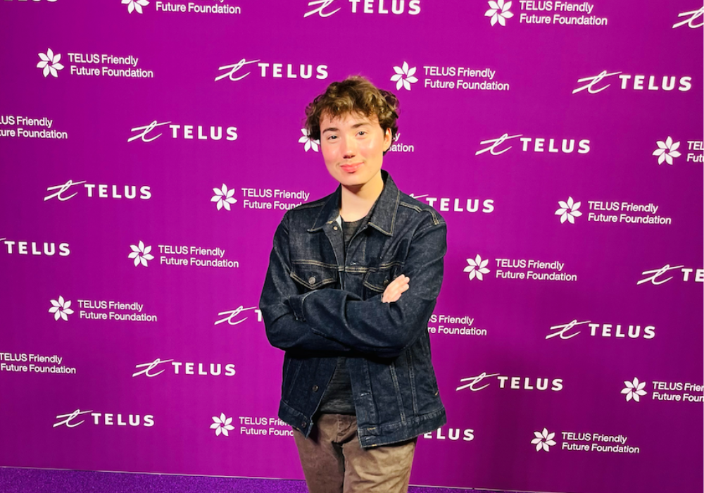 Photo de James devant une toile de fond de la Fondation TELUS pour un futur meilleur