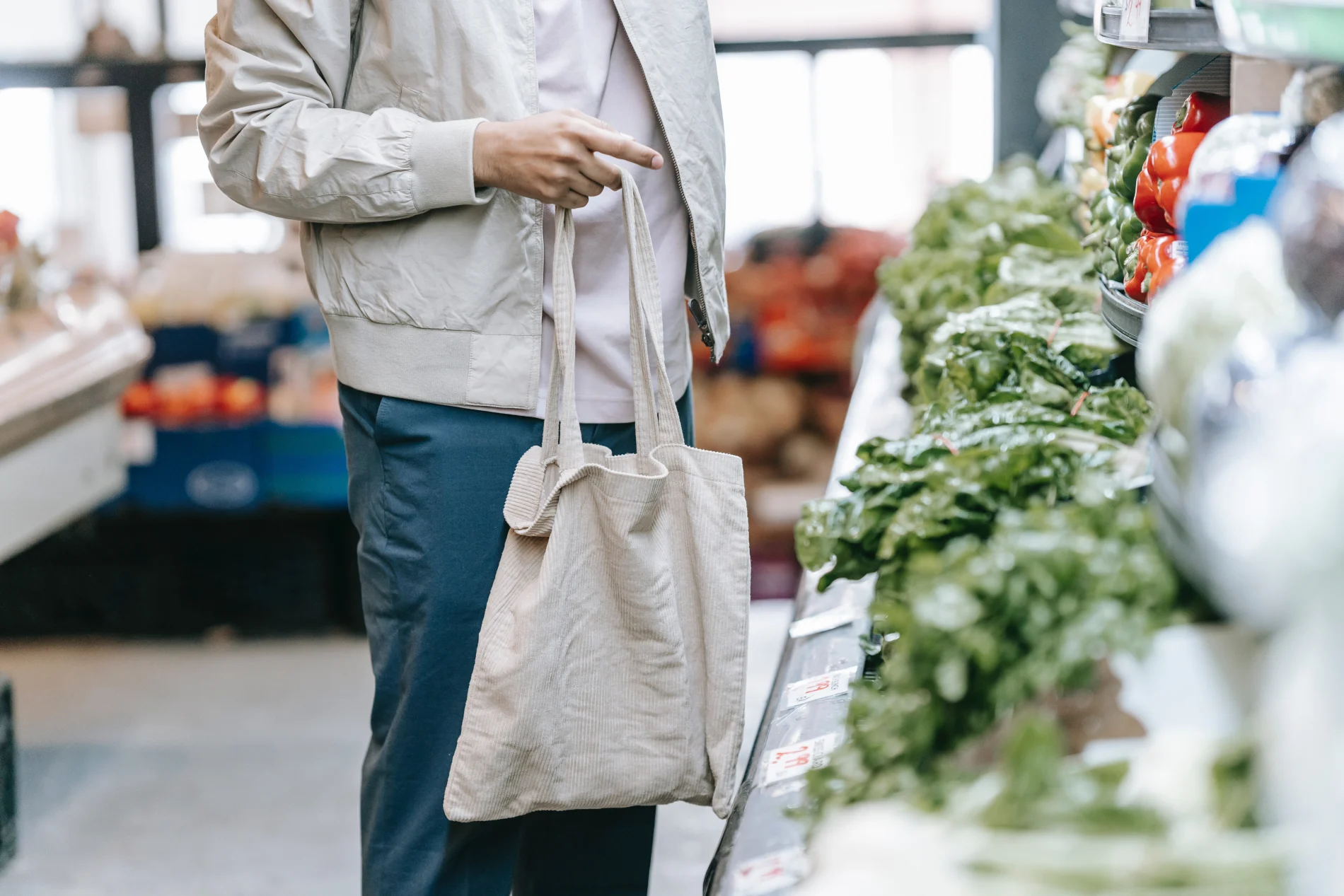 Une personne tenant un sac en tissu pendant ses courses