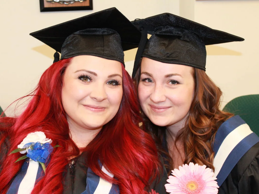 Deux diplômées du programme du Youville Centre
