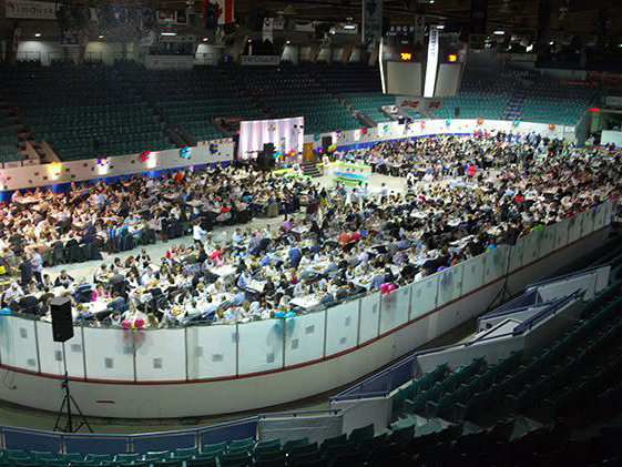 Un groupe de jeunes et le Centre Jeunesse du Bas-Saint-Laurent employés et bénévoles réunis sur une patinoire de hockey intérieure