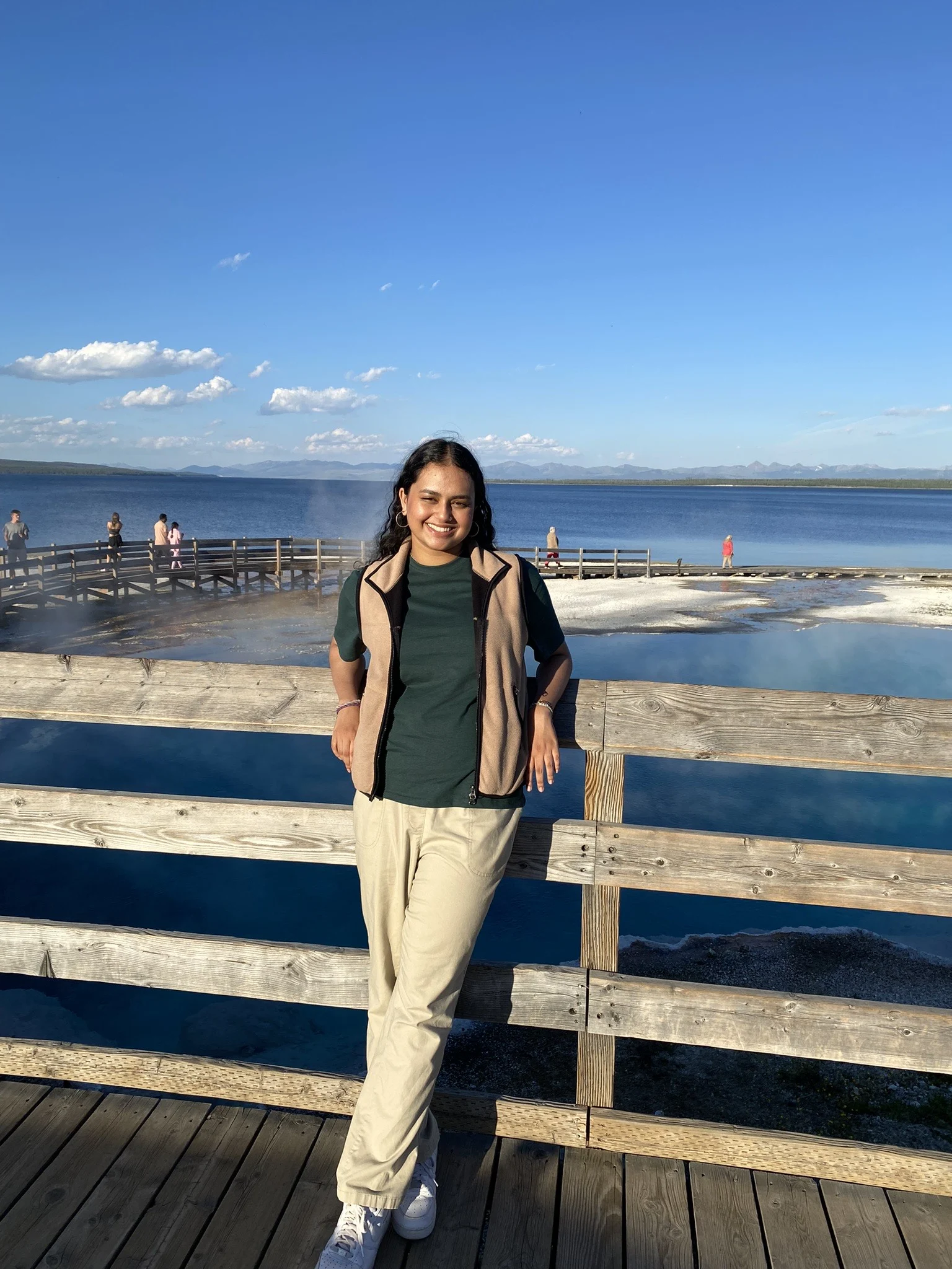 Sofia Sejutee, boursière du programme de bourses d’études TELUS, tout sourire devant un lac. 