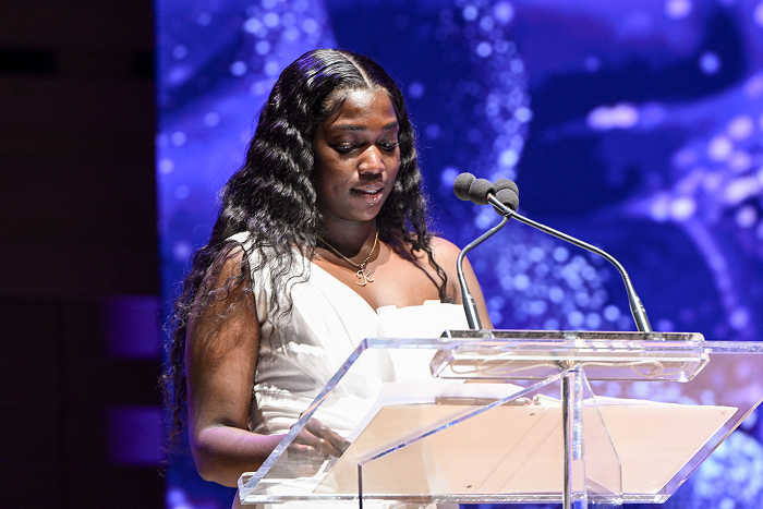 Kay s'exprimant sur la scène du gala 2025 de la Fondation TELUS pour un futur meilleur.