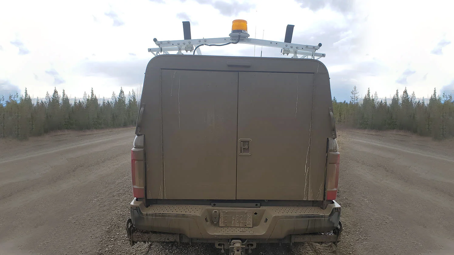 Camion de service de Nathan Doris recouvert d’une boue épaisse