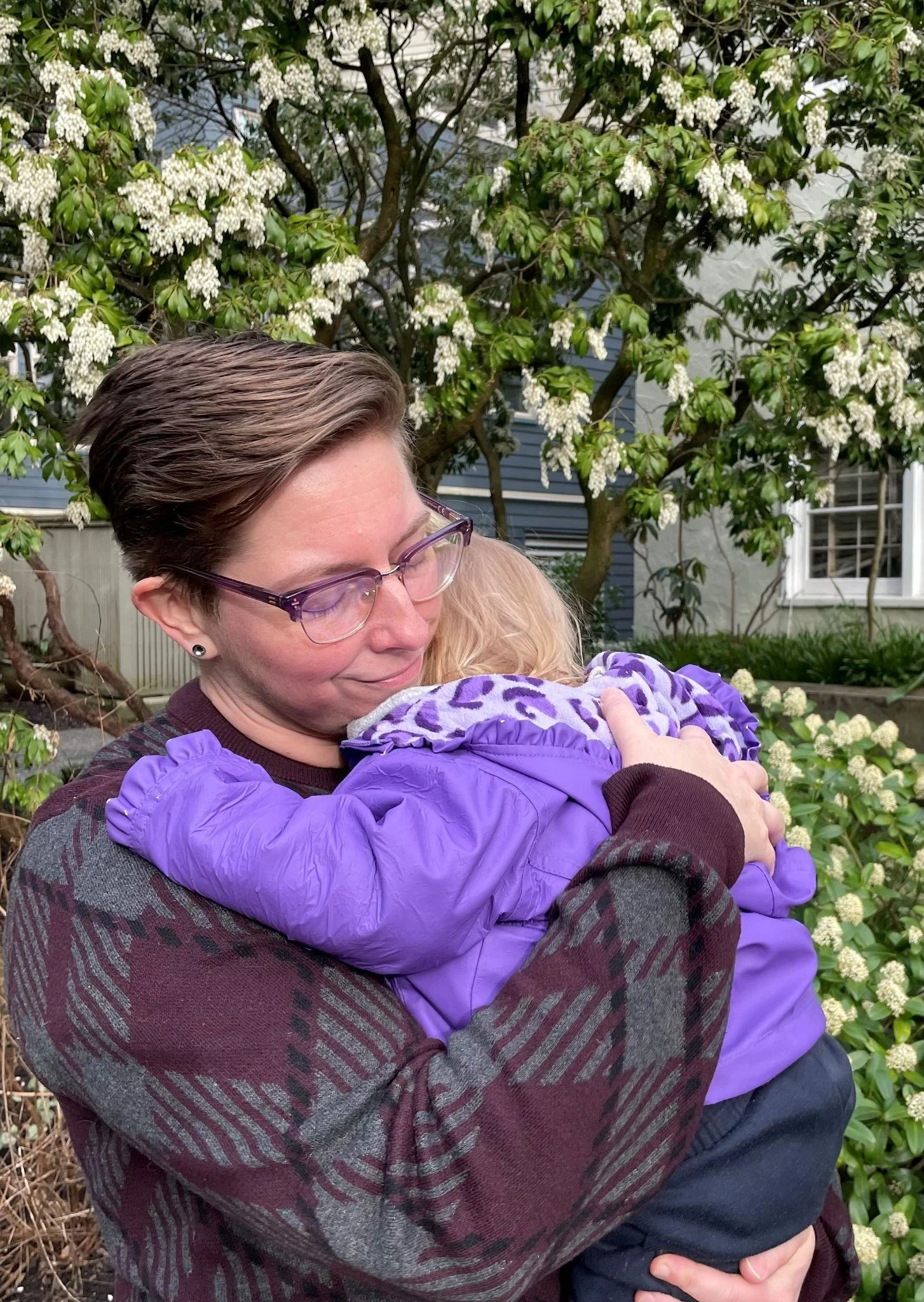Cass Turner, qui fait un câlin à son enfant