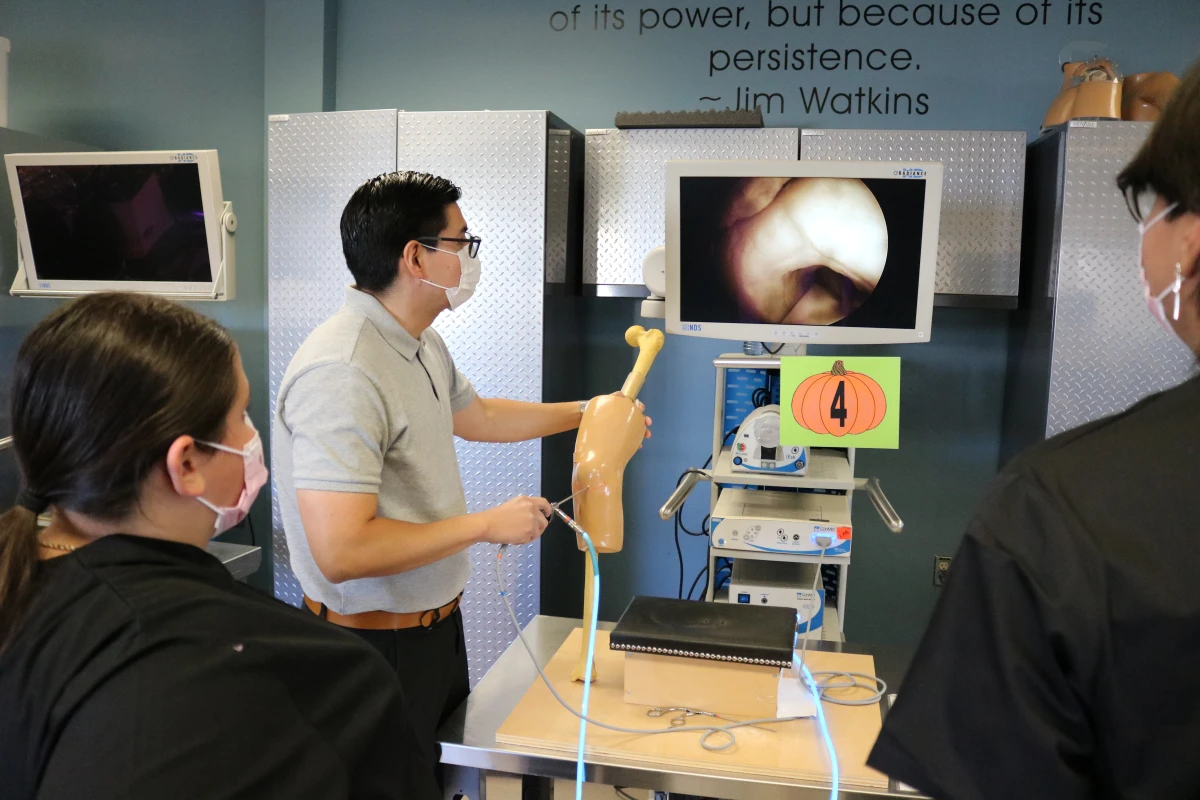 Des jeunes du programme d’exploration des carrières en médecine apprennent à utiliser les technologies médicales.