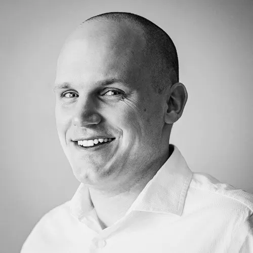 Aaron de Vries headshot
