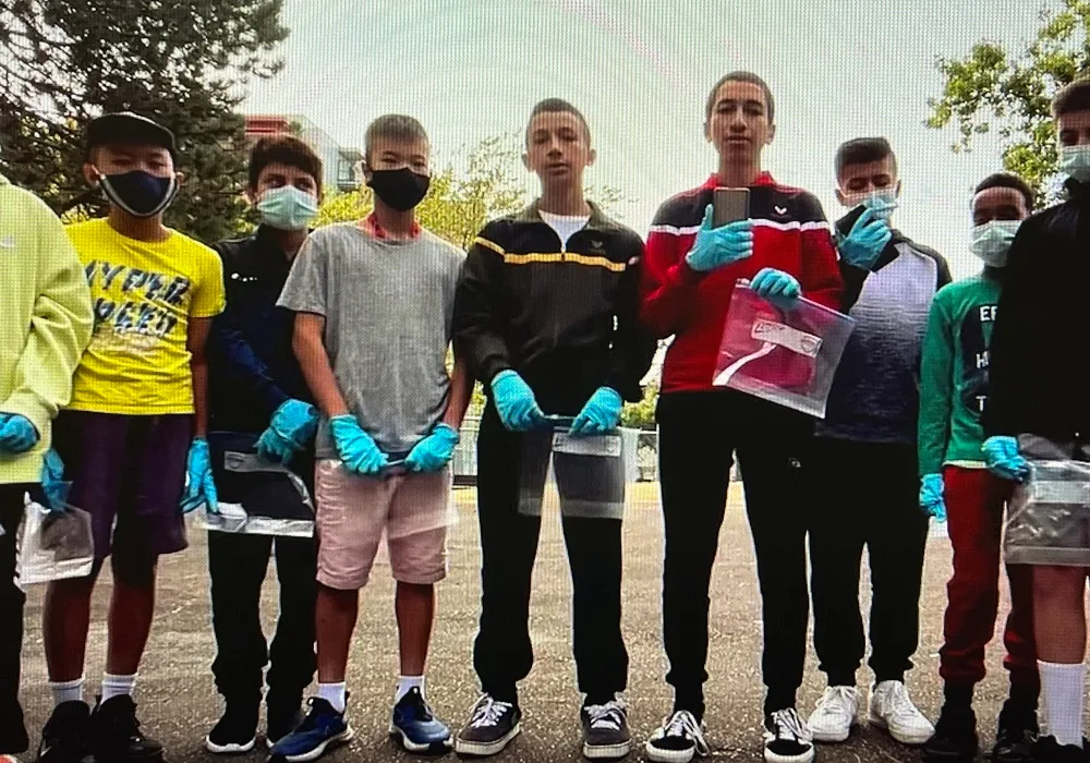 Yahya Bakour photographié avec plusieurs autres camarades de classe en train de faire du bénévolat.
