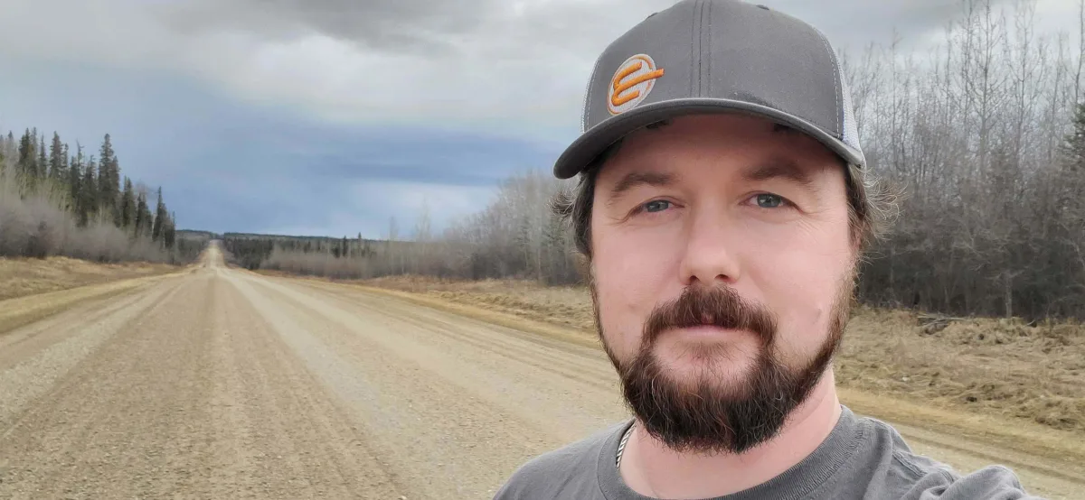 Nathan Doris sur une route éloignée en forêt 