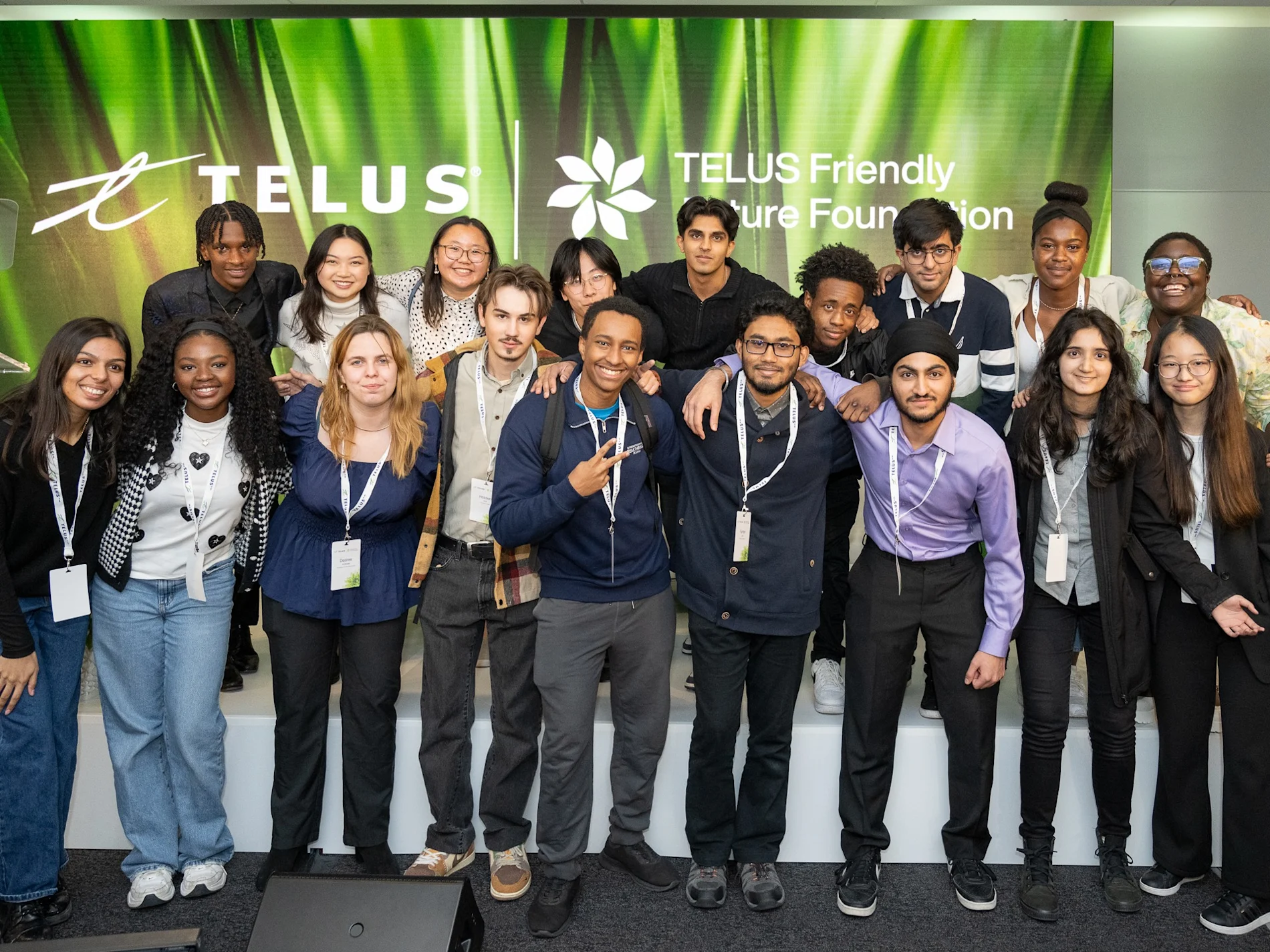 Photo de groupe présentant les boursiers du programme de bourses d’études TELUS 2023