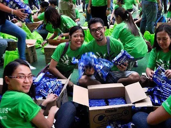 Un groupe de bénévoles de TELUS portant un t-shirt vert
