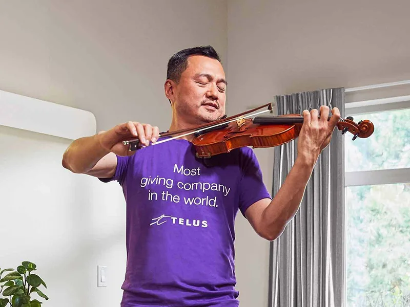 Tom Su, membre de l’équipe TELUS, joue du violon