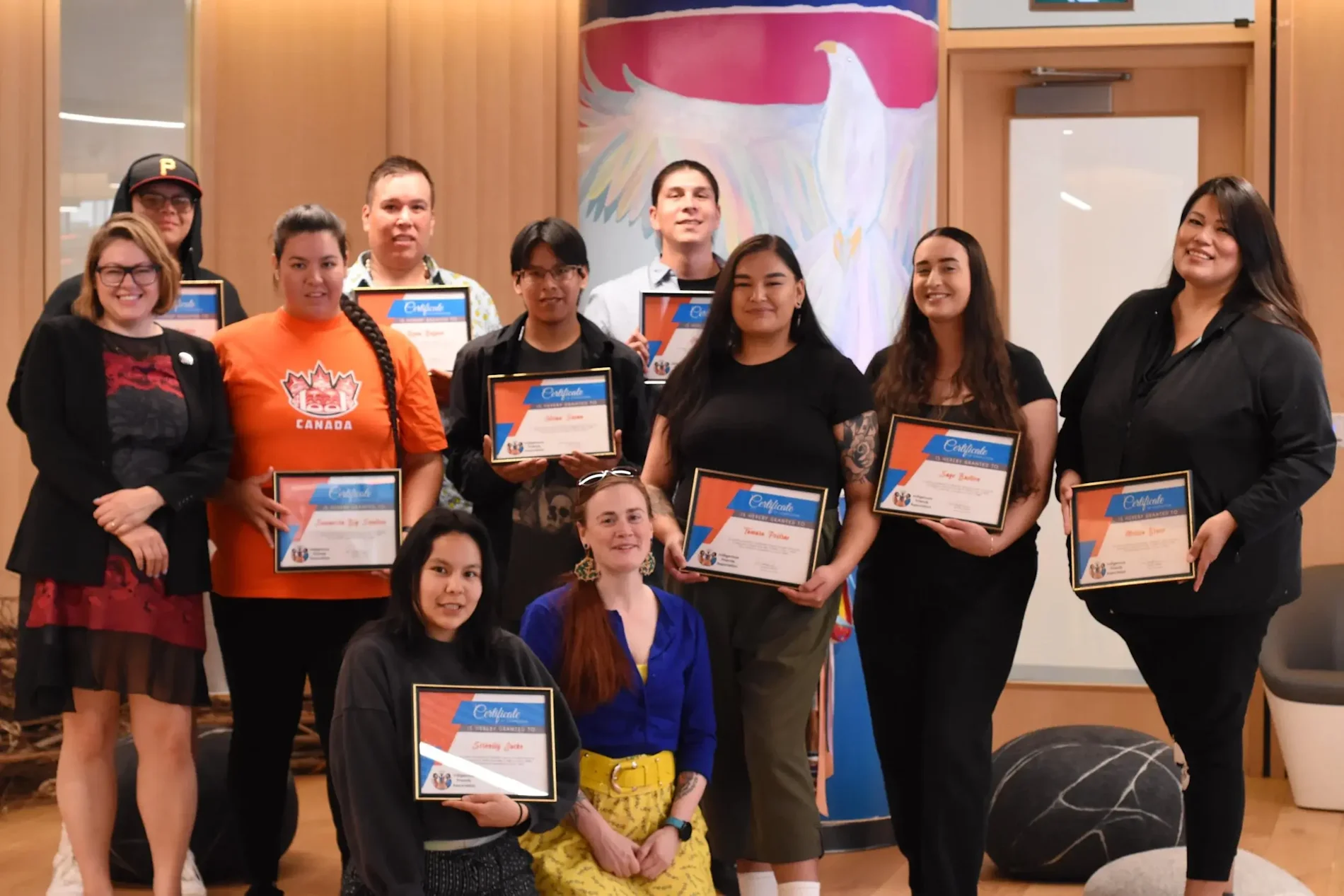 Une jeune autochtone célèbre sa remise de diplôme du programme de compétences numériques IndigiFUTURES.