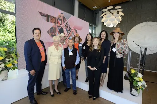 Photo avec des membres de la direction de TELUS, des chefs de communautés autochtones et de l’artiste autochtone Carey Newman.