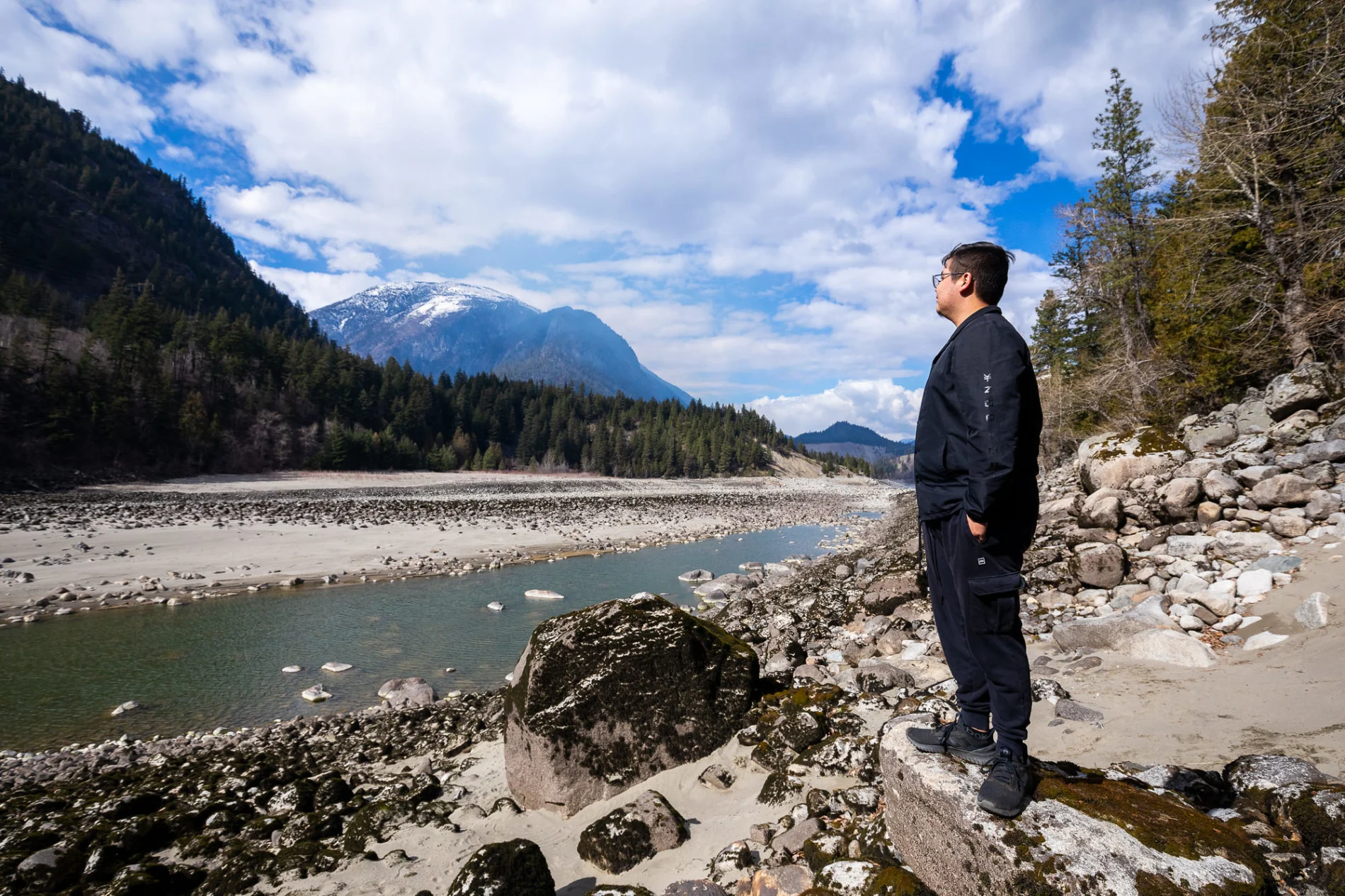 Un gardien de la terre de Kanaka Bar regardant le fleuve Fraser.