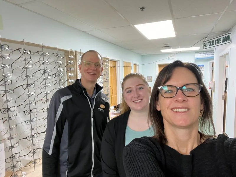 Dr. Brenton et son équipe dévouée à la clinique Envision Eye Health. Photo provenant de la clinique Envision Eye Health.