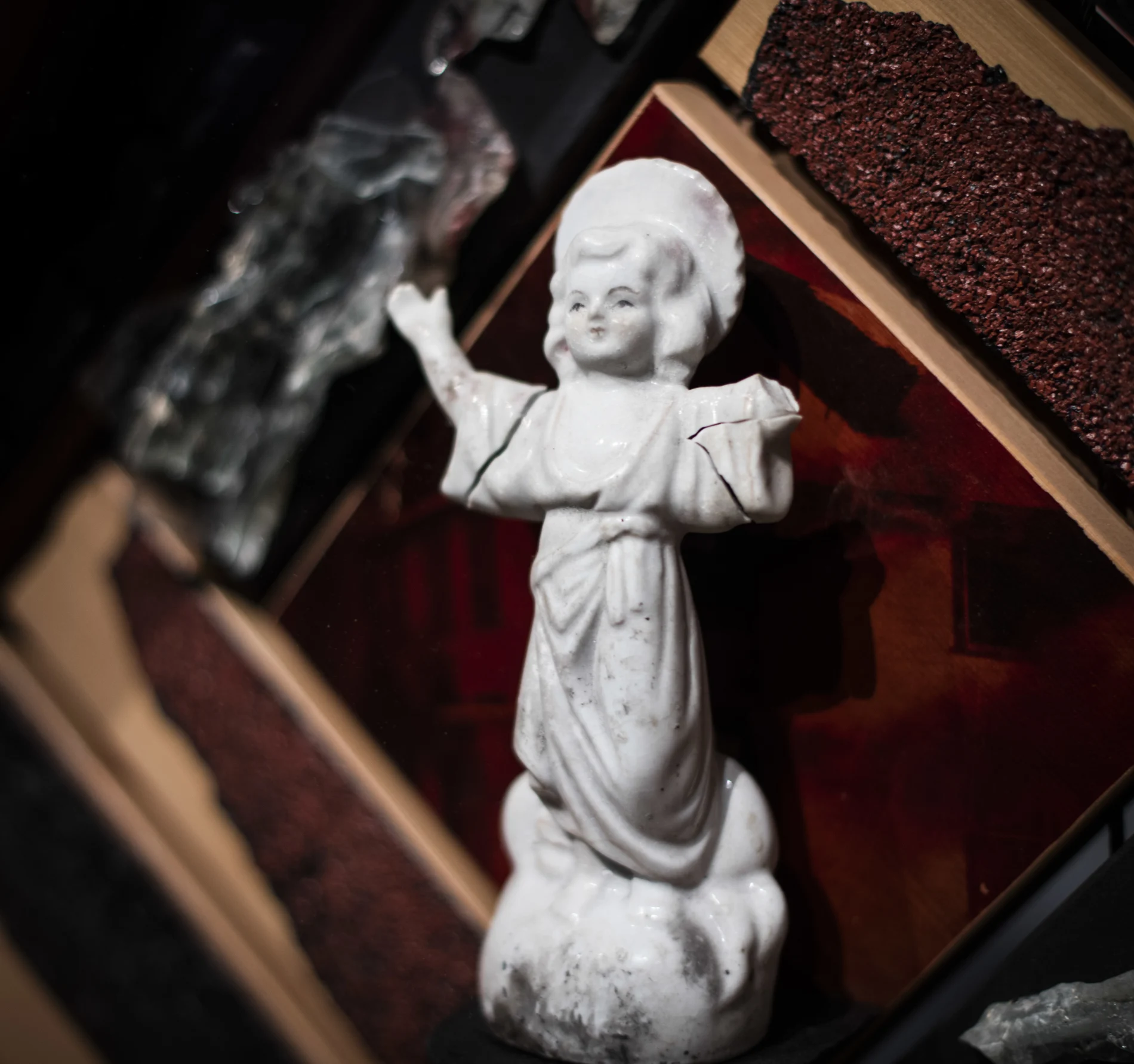 Cette petite statue a été trouvée sur un site de pensionnat en Alberta, couverte de suie et endommagée par un incendie. Elle a été reconstituée pour représenter l’expérience de guérison des survivants, la reconstruction de leurs relations et le renouement avec leurs cultures.