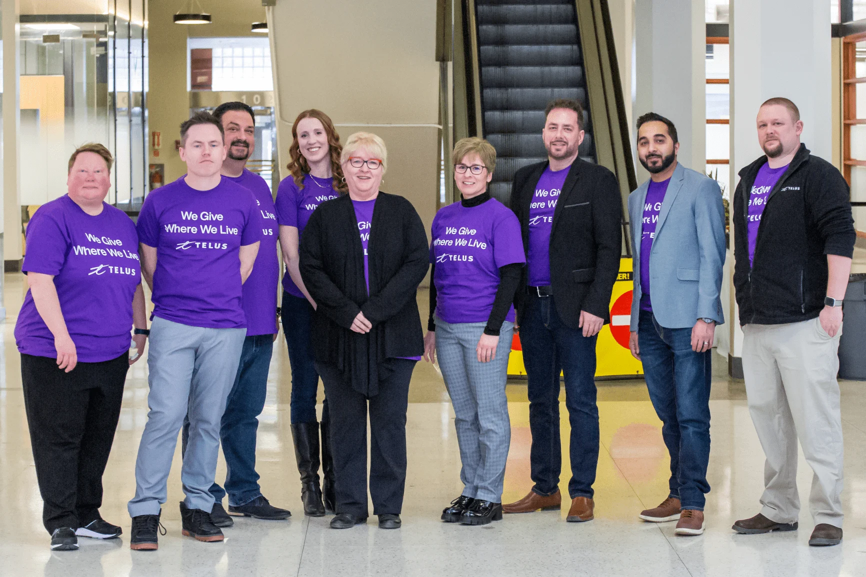 Des bénévoles de TELUS présents lors de l’annonce du Défi innovation à Edmonton.