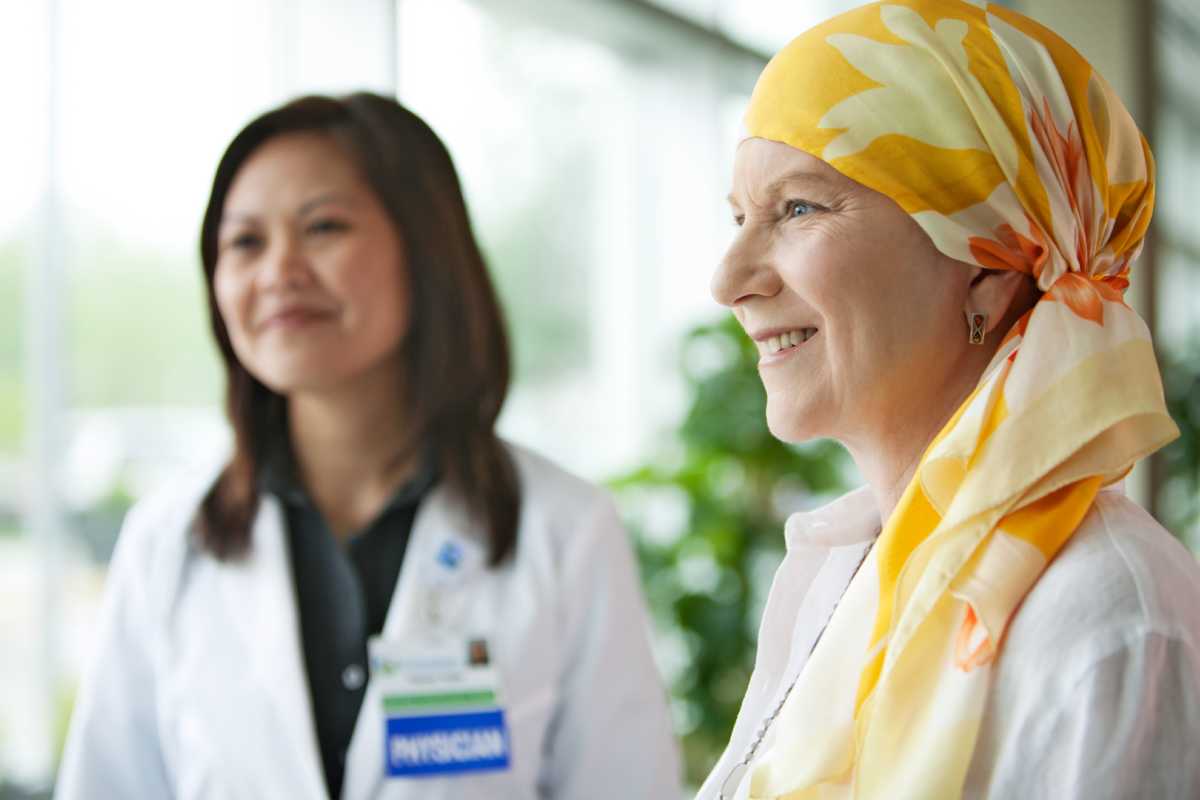 Patiente atteinte du cancer discute avec une pharmacienne.