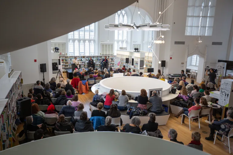 Round table at the Maison de la littérature during the 11th First Nations Book Fair.