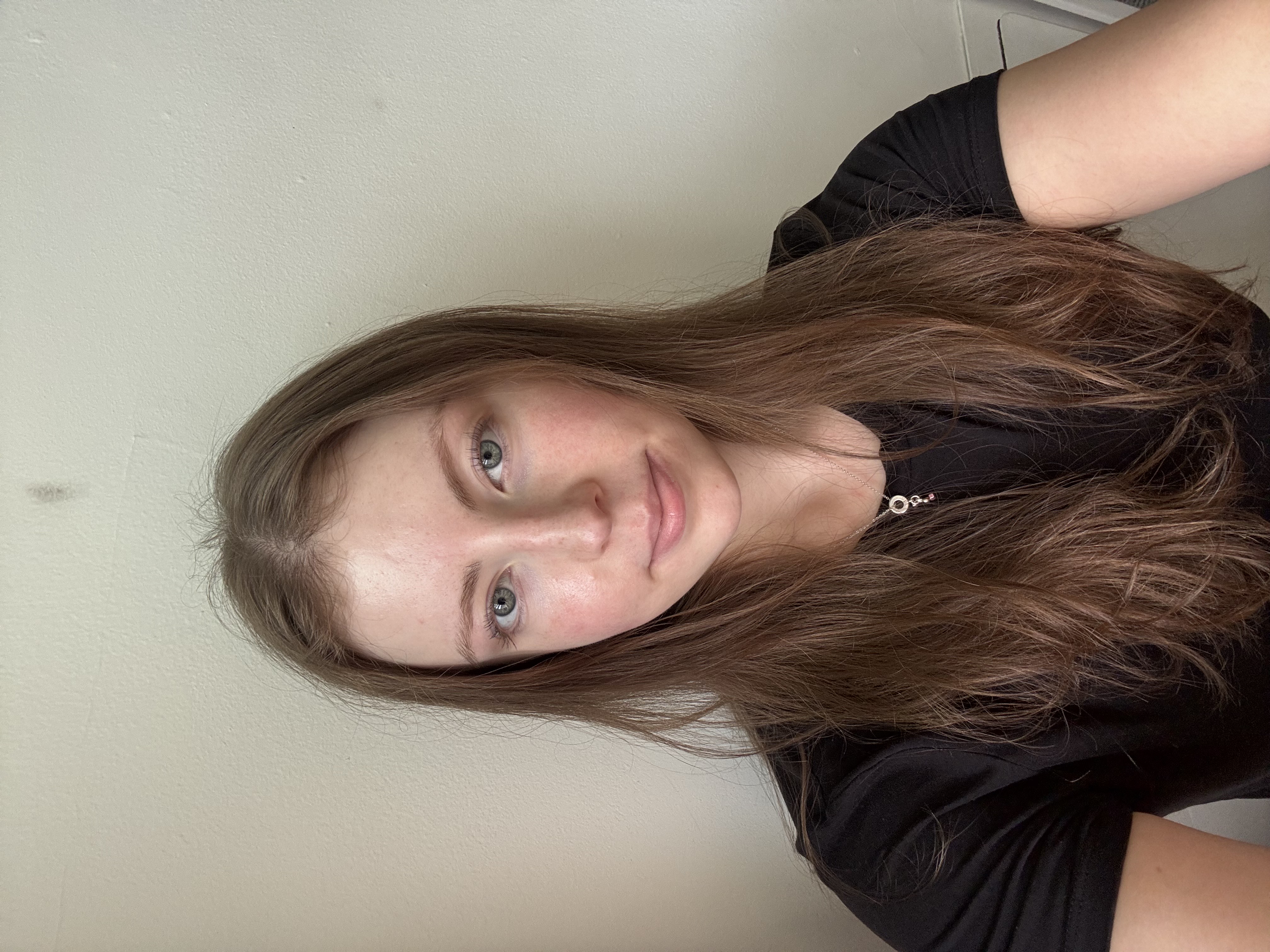 Nickla, étudiante autochtone en journalisme et entrepreneure en innovation solaire, sourit à l’appareil photo