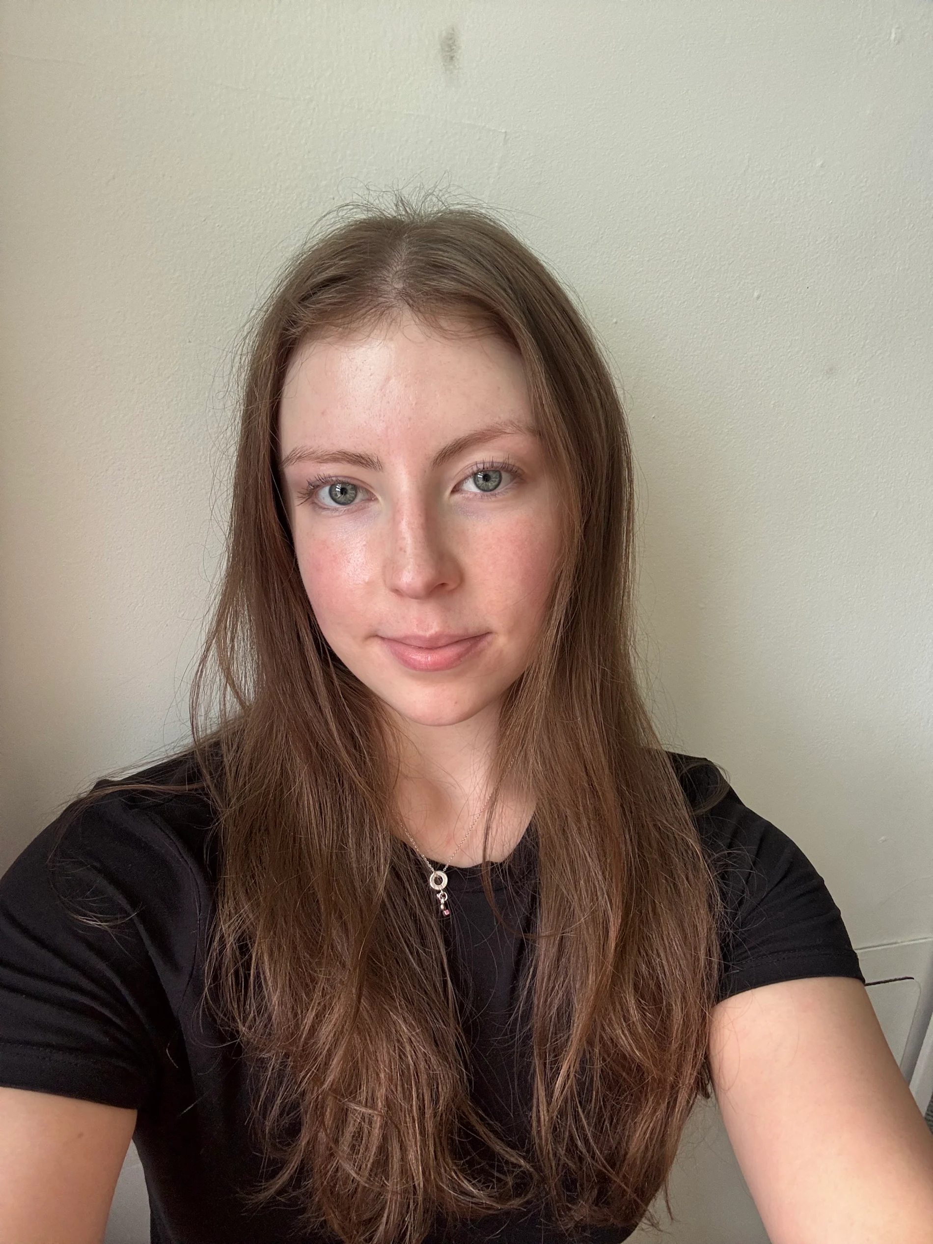 Nickla, étudiante autochtone en journalisme et entrepreneure en innovation solaire, sourit à l’appareil photo