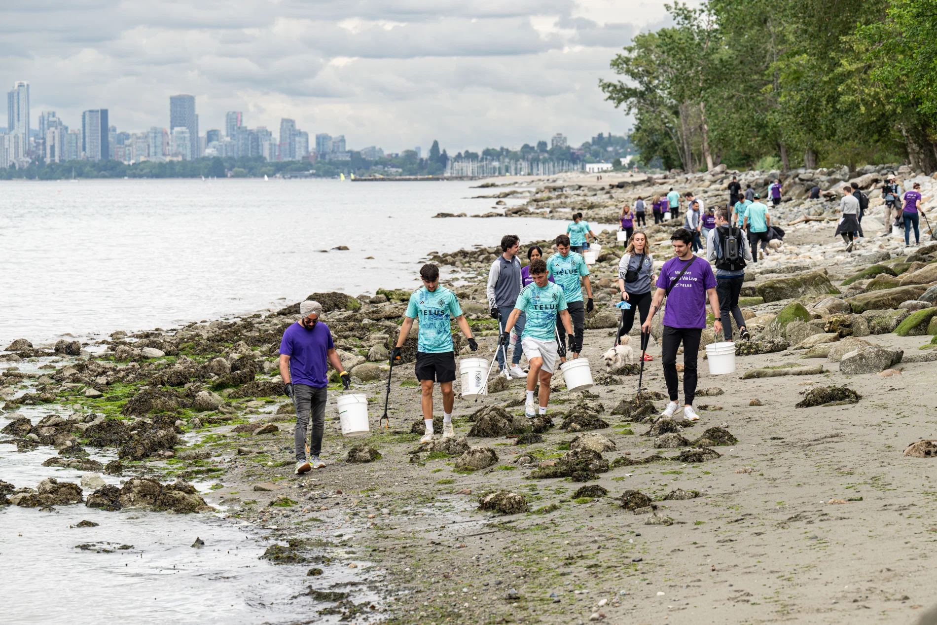 Des membres de l’équipe TELUS ramassent des déchets lors d’une activité de nettoyage des rivages.