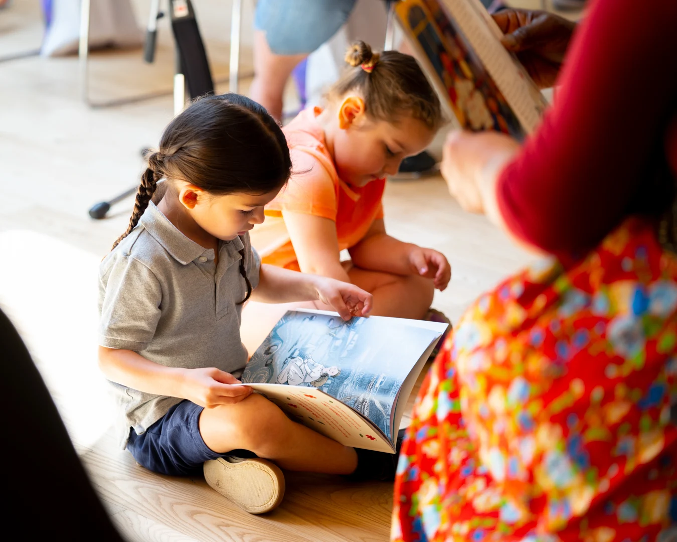 Une enfant autochtone choisit un livre d’auteur autochtone dans un distributeur de livres.