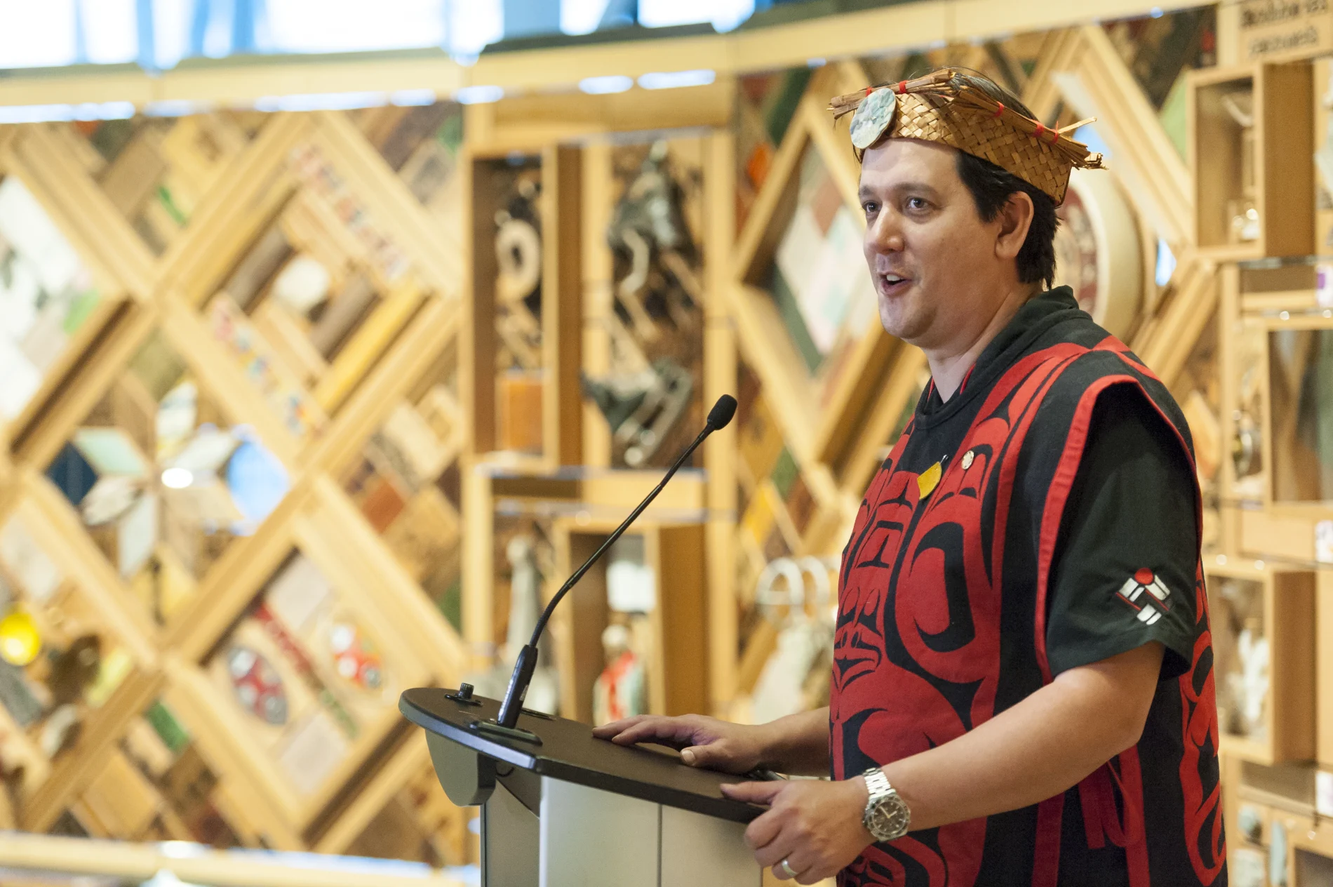 Le maître sculpteur Carey Newman est l’auteur de la Couverture des témoins. Le père de l’artiste, qui appartient aux nations Kwakwaka’wakw et Stó : lō (sur le territoire aujourd’hui connu comme la Colombie-Britannique), a survécu aux pensionnats pour Autochtones.

L’artiste explore dans sa pratique artistique les questions autochtones, sociales et environnementales ainsi que les répercussions du colonialisme et du capitalisme. Son œuvre la plus influente à ce jour est sans doute la Couverture des témoins.
