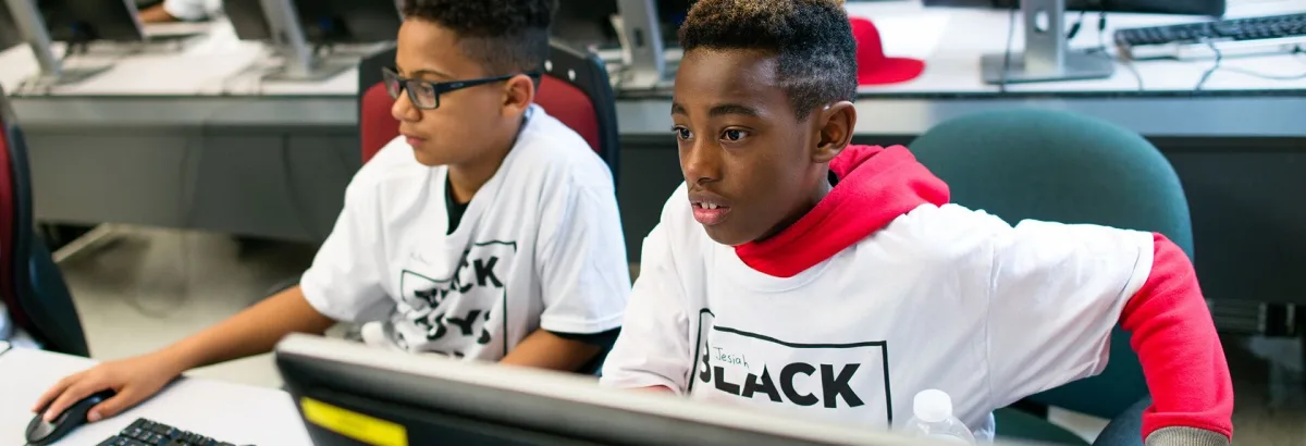 Deux jeunes garçons à l'aide d'ordinateurs