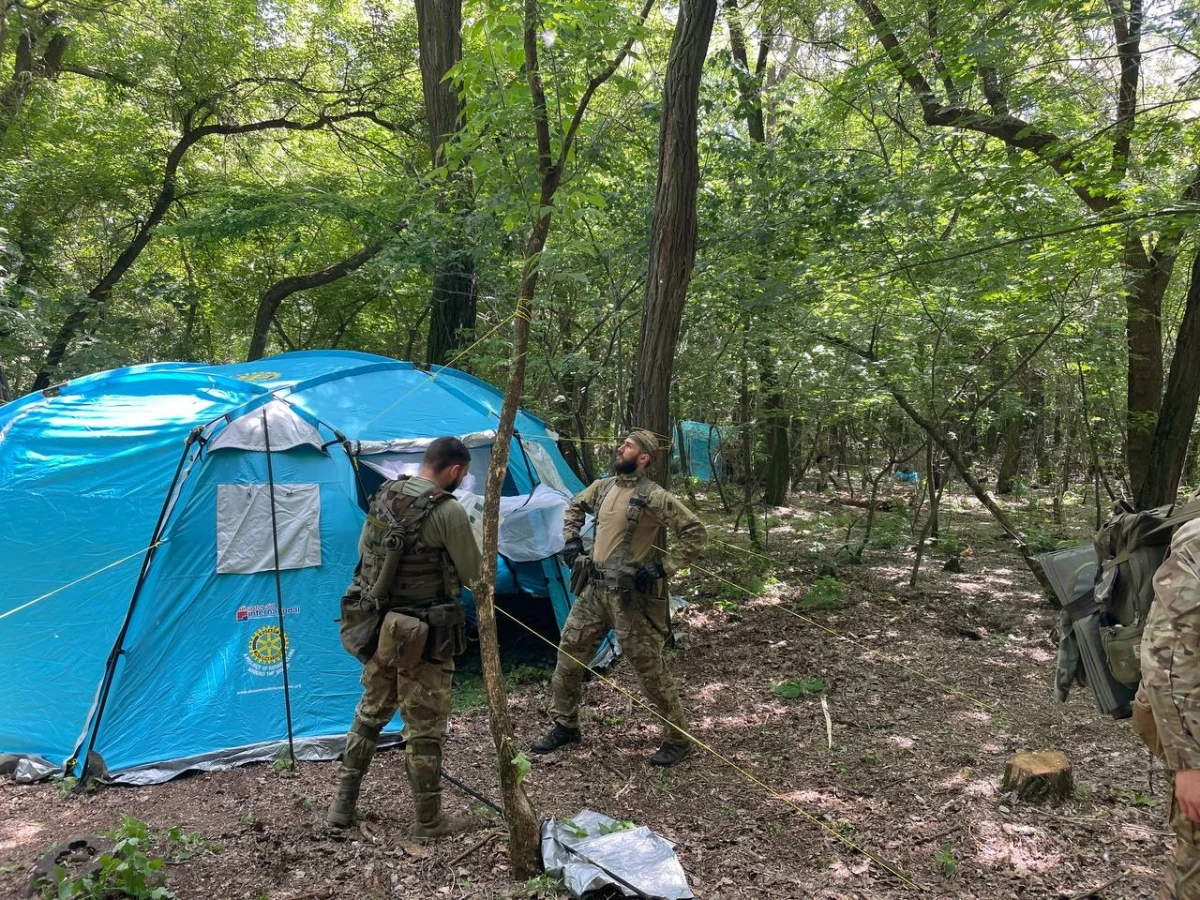 Deux bénévoles de l’organisme Disaster Aid International installent des tentes de secours en Ukraine.