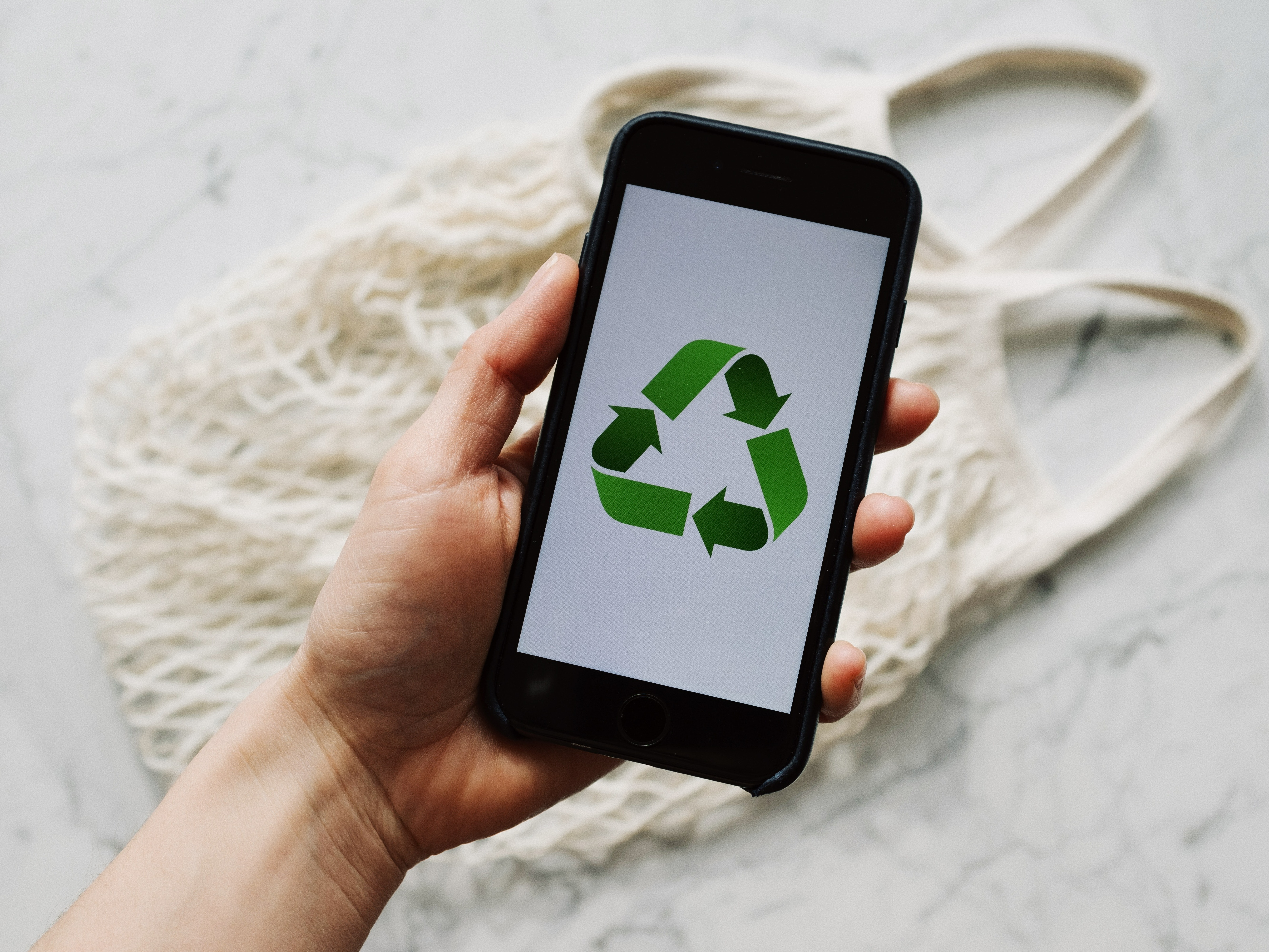 Un téléphone cellulaire montrant un symbole de recyclage