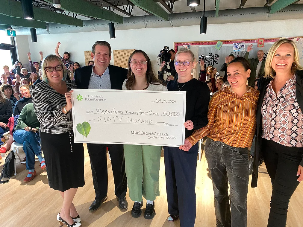 Membres du Comité d’investissement communautaire de TELUS à Victoria tenant un gros chèque versé à la Hulitan Family and Community Services Society