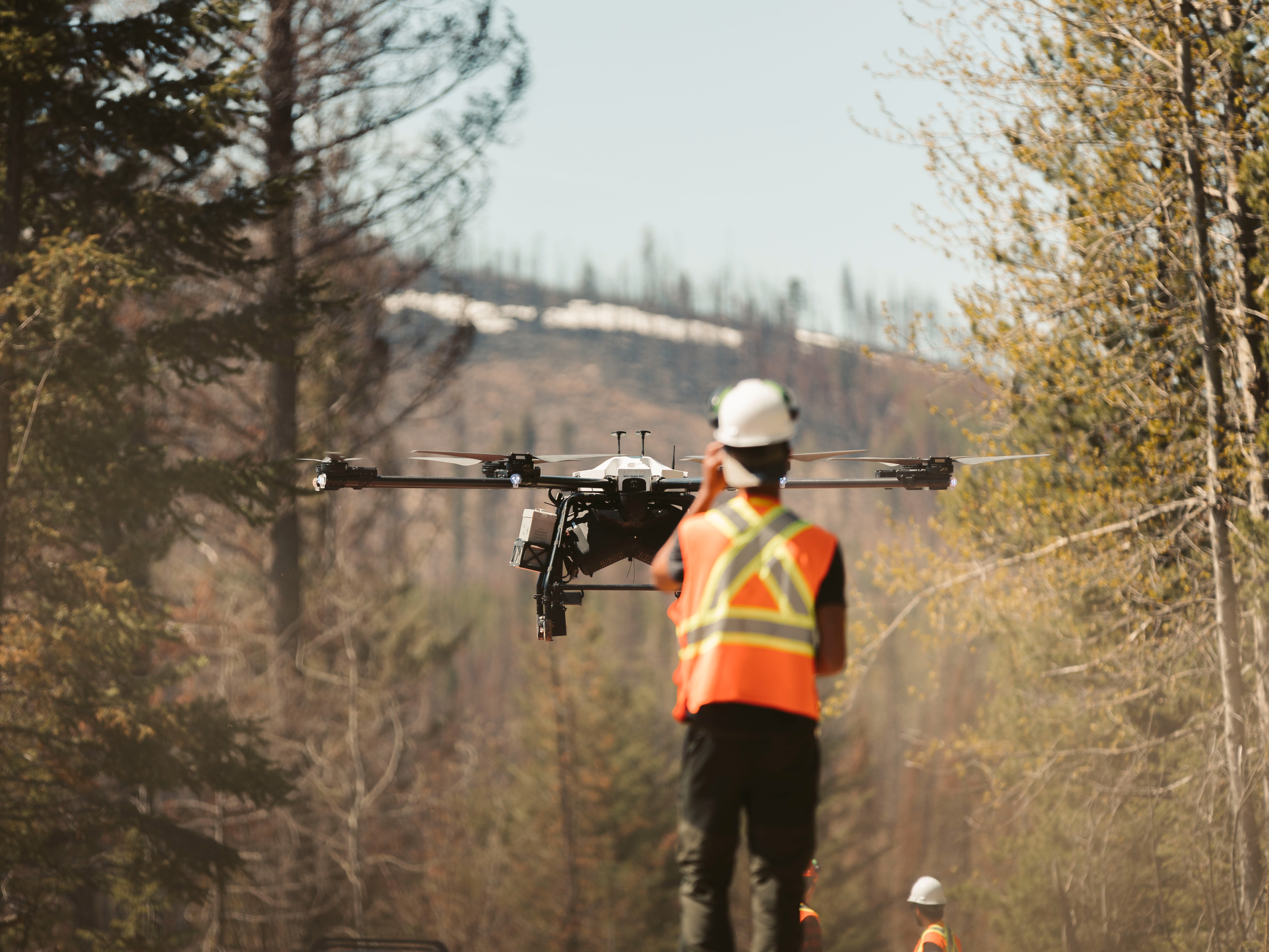 Un employé de Flash Forest pilote un drone qui larguera des capsules de semences dans le sol, plantant ainsi des millions d’arbres dans des sites ravagés par les incendies.