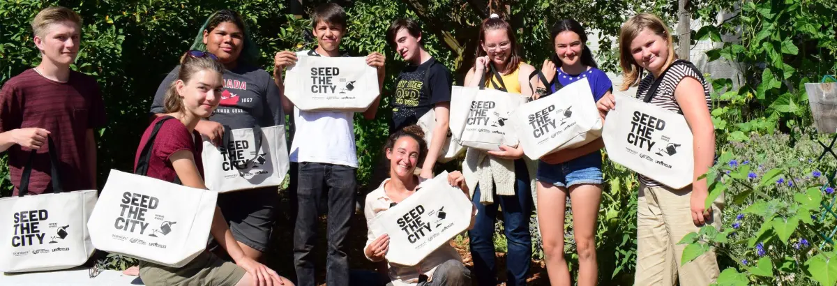 Un groupe d’étudiants bénévoles du programme Seed the City