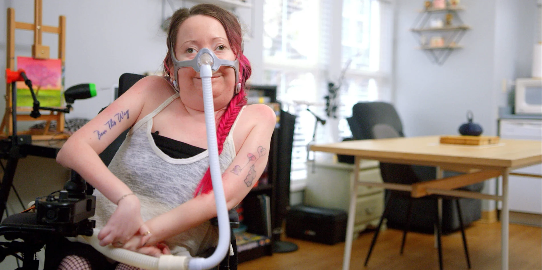 Kaileen, souriante, assise chez elle