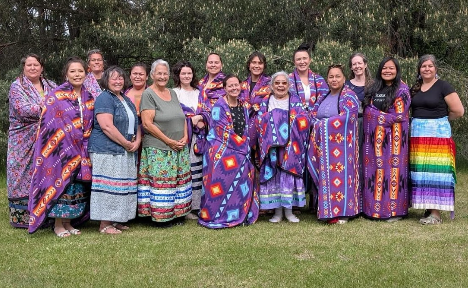 Un groupe de femmes autochtones portant des vêtements colorés.