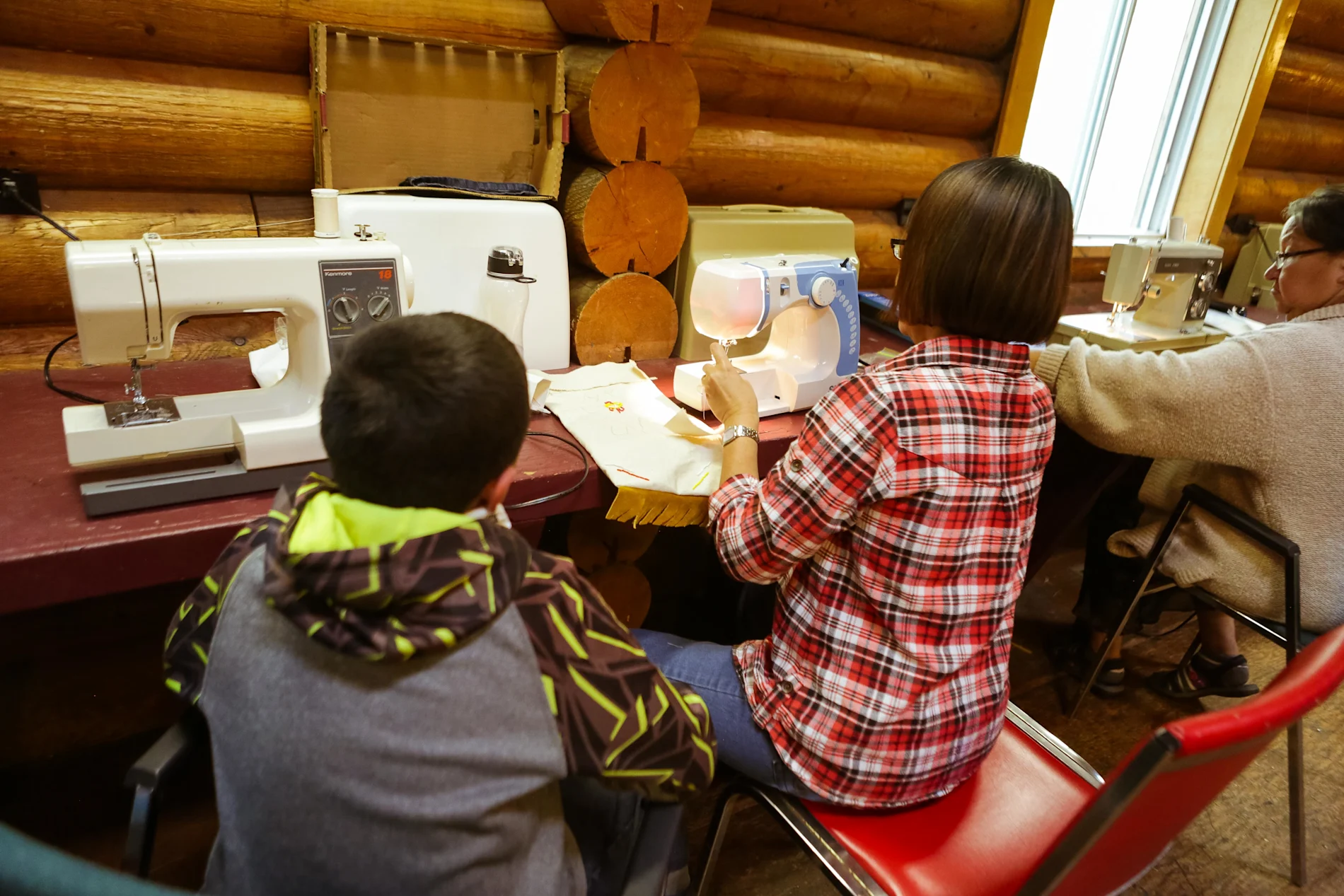 Des jeunes autochtones apprennent des pratiques culturelles axées sur le territoire au Kids Culture Camp.