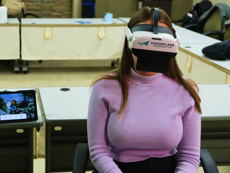 At the Hôpital d’Alma, virtual reality headsets are being used as part of a pilot project in mental health launched in 2022.