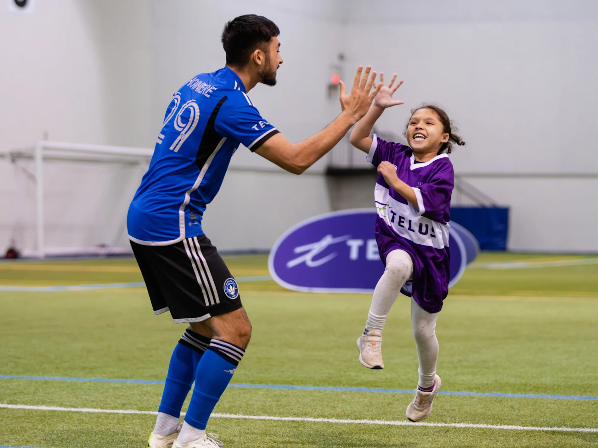 Mathieu Choinière, du CF Montréal, et la soeur d’un Enfant Soleil