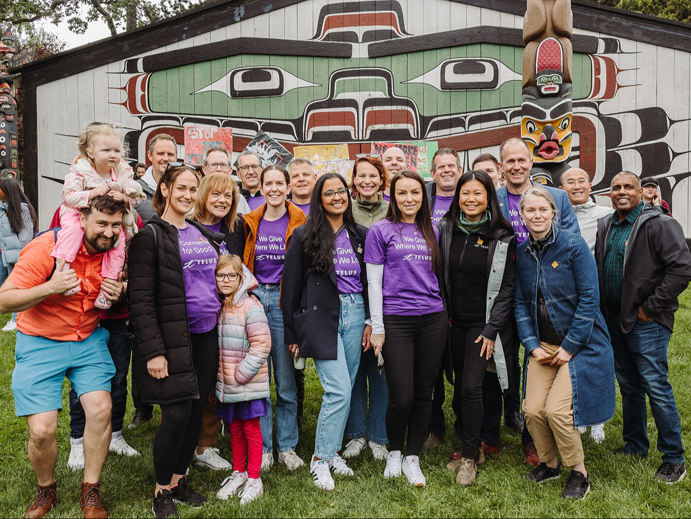 Des membres de l’équipe TELUS se rassemblent devant la maison Mungo Martin, au parc Thunderbird, à Victoria, en Colombie-Britannique, avant la Marche pour mettre fin à la violence lors de la Journée de la Campagne Moose Hide.

