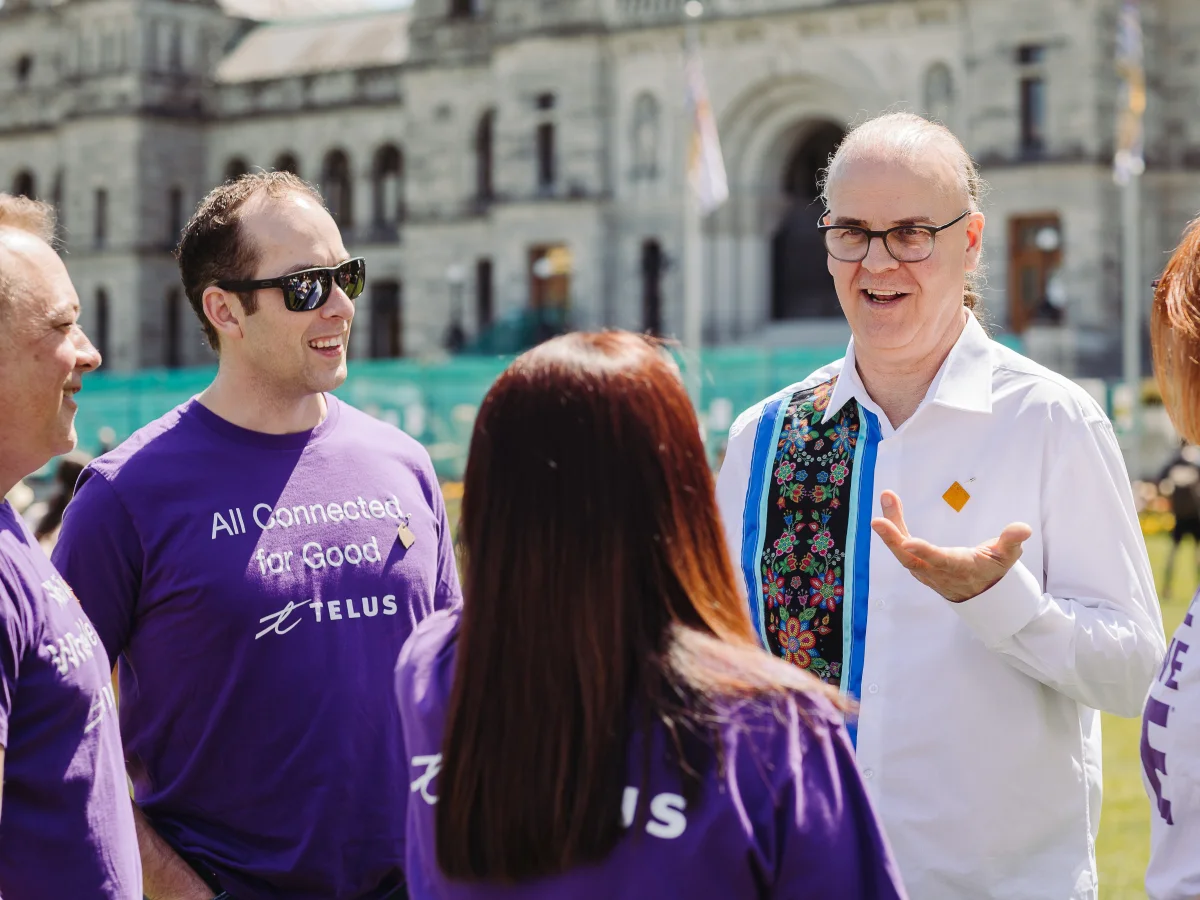 David Stevenson, directeur général de la campagne Moose Hide, discute avec des membres de l’équipe à Victoria lors de la marche de campagne 2023. Photo : Tegan McMartin