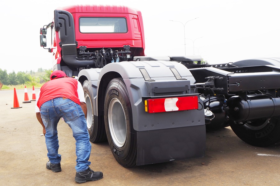 Agar Awet dan Aman, Ban Truk Perlu Istirahat saat Perjalanan Jauh