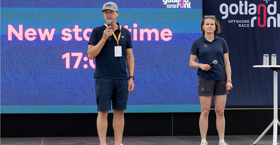 Stefan Rahm på scen, uppskjuten start