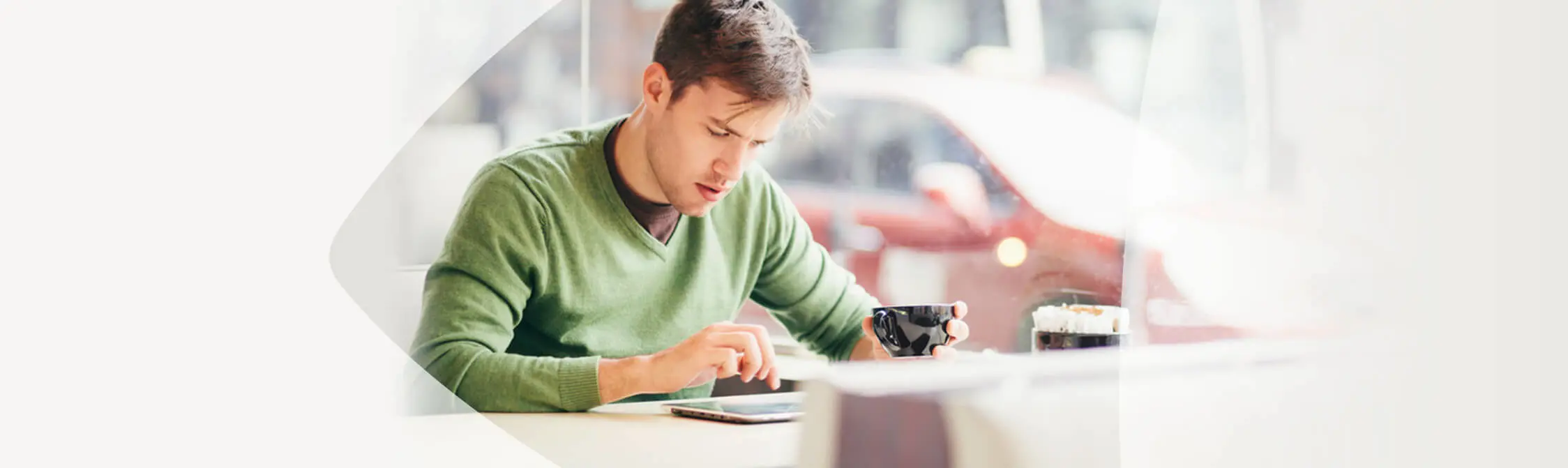 Man zit in een café en raadpleegt het internet