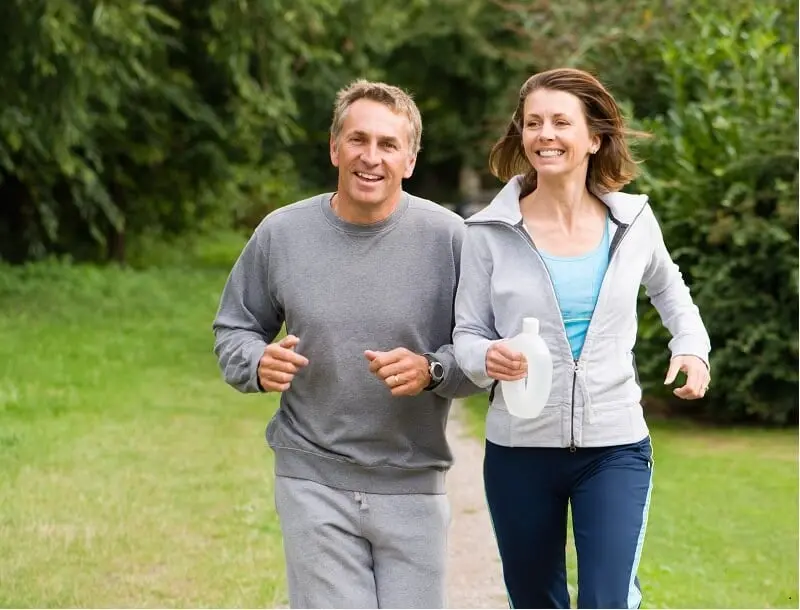 Twee joggers lopen door het par
