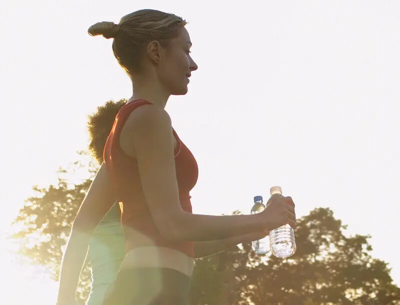 Twee vrouwen joggen in het park